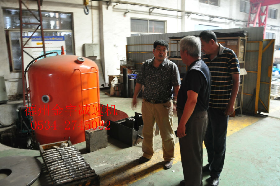 減速機,減速器,蝸輪蝸桿減速機,蝸輪蝸桿副,蝸輪減速機,蝸桿減速機,平面二次包絡減速機,包絡減速機,非標減速機,減速機型號,RV精密減速機,雙導程精密蝸輪蝸桿副,微型減速機,礦山用減速機,鋼廠專用減速機,硬齒面減速機,立式減速機,臥式減速機,圓弧齒蝸輪蝸桿減速機,切紙機專用減速機,輪胎定型硫化機,金宇減速機