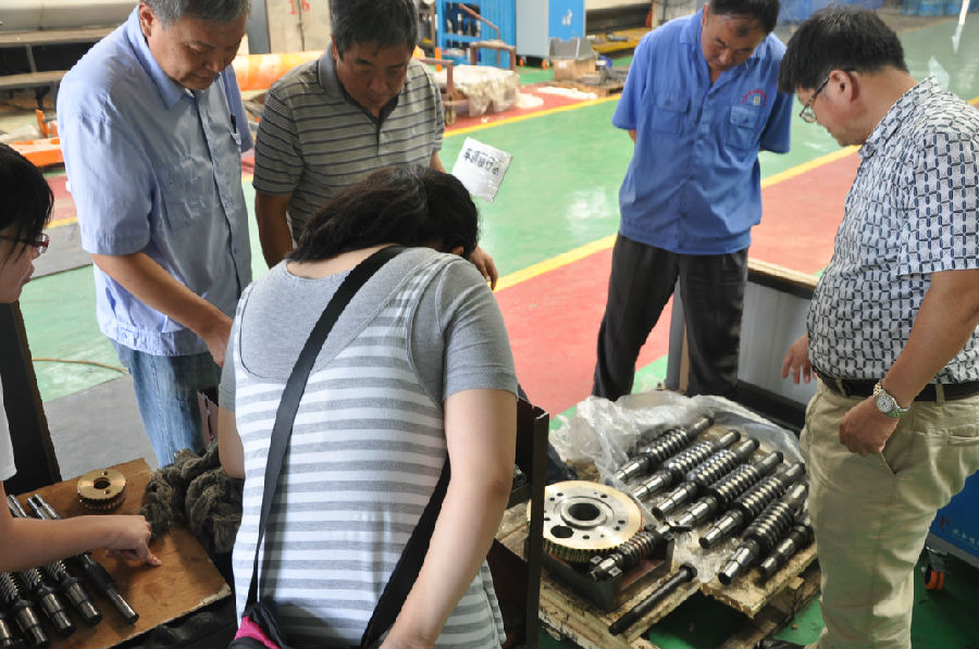 減速機,減速器,蝸輪蝸桿減速機,蝸輪蝸桿副,蝸輪減速機,蝸桿減速機,平面二次包絡減速機,包絡減速機,非標減速機,減速機型號,RV精密減速機,雙導程精密蝸輪蝸桿副,微型減速機,礦山用減速機,鋼廠專用減速機,硬齒面減速機,立式減速機,臥式減速機,圓弧齒蝸輪蝸桿減速機,切紙機專用減速機,輪胎定型硫化機,金宇減速機