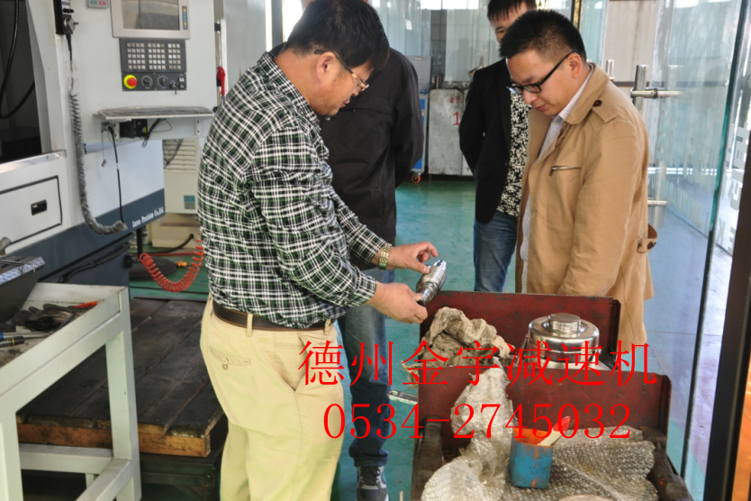 減速機,減速器,蝸輪蝸桿減速機,蝸輪蝸桿副,蝸輪減速機,蝸桿減速機,平面二次包絡減速機,包絡減速機,非標減速機,減速機型號,RV精密減速機,雙導程精密蝸輪蝸桿副,微型減速機,礦山用減速機,鋼廠專用減速機,硬齒面減速機,立式減速機,臥式減速機,圓弧齒蝸輪蝸桿減速機,切紙機專用減速機,輪胎定型硫化機,金宇減速機