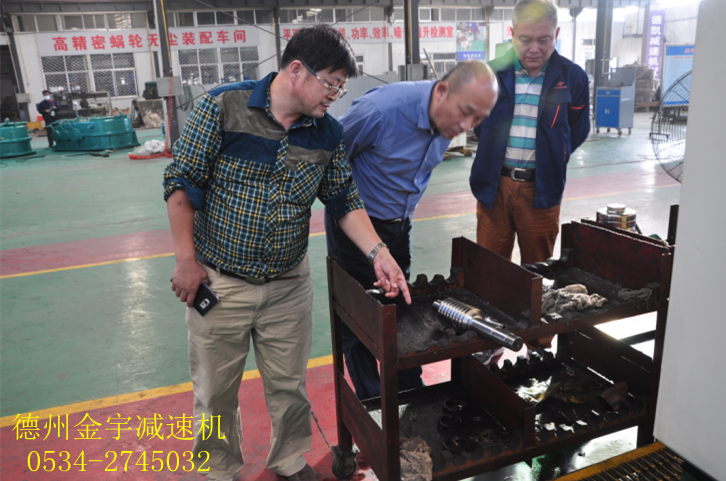 減速機,減速器,蝸輪蝸桿減速機,蝸輪蝸桿副,蝸輪減速機,蝸桿減速機,平面二次包絡減速機,包絡減速機,非標減速機,減速機型號,RV精密減速機,雙導程精密蝸輪蝸桿副,微型減速機,礦山用減速機,鋼廠專用減速機,硬齒面減速機,立式減速機,臥式減速機,圓弧齒蝸輪蝸桿減速機,切紙機專用減速機,輪胎定型硫化機,金宇減速機