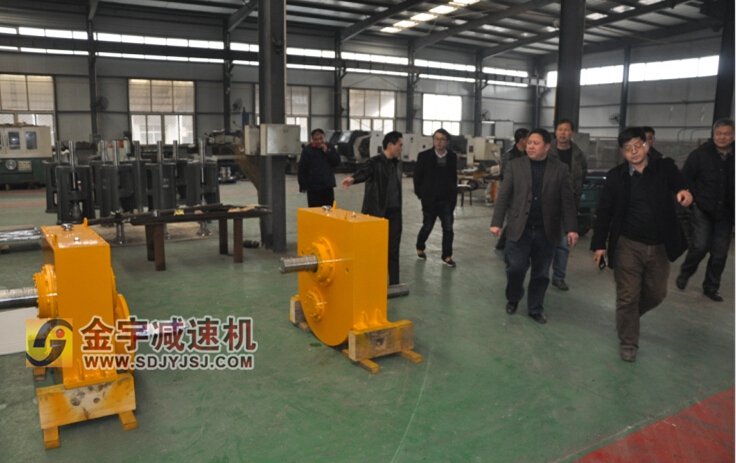 減速機,減速器,蝸輪蝸桿減速機,蝸輪蝸桿副,蝸輪減速機,蝸桿減速機,平面二次包絡減速機,包絡減速機,非標減速機,減速機型號,RV精密減速機,雙導程精密蝸輪蝸桿副,微型減速機,礦山用減速機,鋼廠專用減速機,硬齒面減速機,立式減速機,臥式減速機,圓弧齒蝸輪蝸桿減速機,切紙機專用減速機,輪胎定型硫化機,金宇減速機