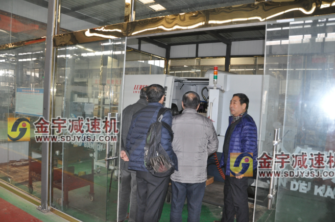 減速機,減速器,蝸輪蝸桿減速機,蝸輪蝸桿副,蝸輪減速機,蝸桿減速機,平面二次包絡減速機,包絡減速機,非標減速機,減速機型號,RV精密減速機,雙導程精密蝸輪蝸桿副,微型減速機,礦山用減速機,鋼廠專用減速機,硬齒面減速機,立式減速機,臥式減速機,圓弧齒蝸輪蝸桿減速機,切紙機專用減速機,輪胎定型硫化機,金宇減速機